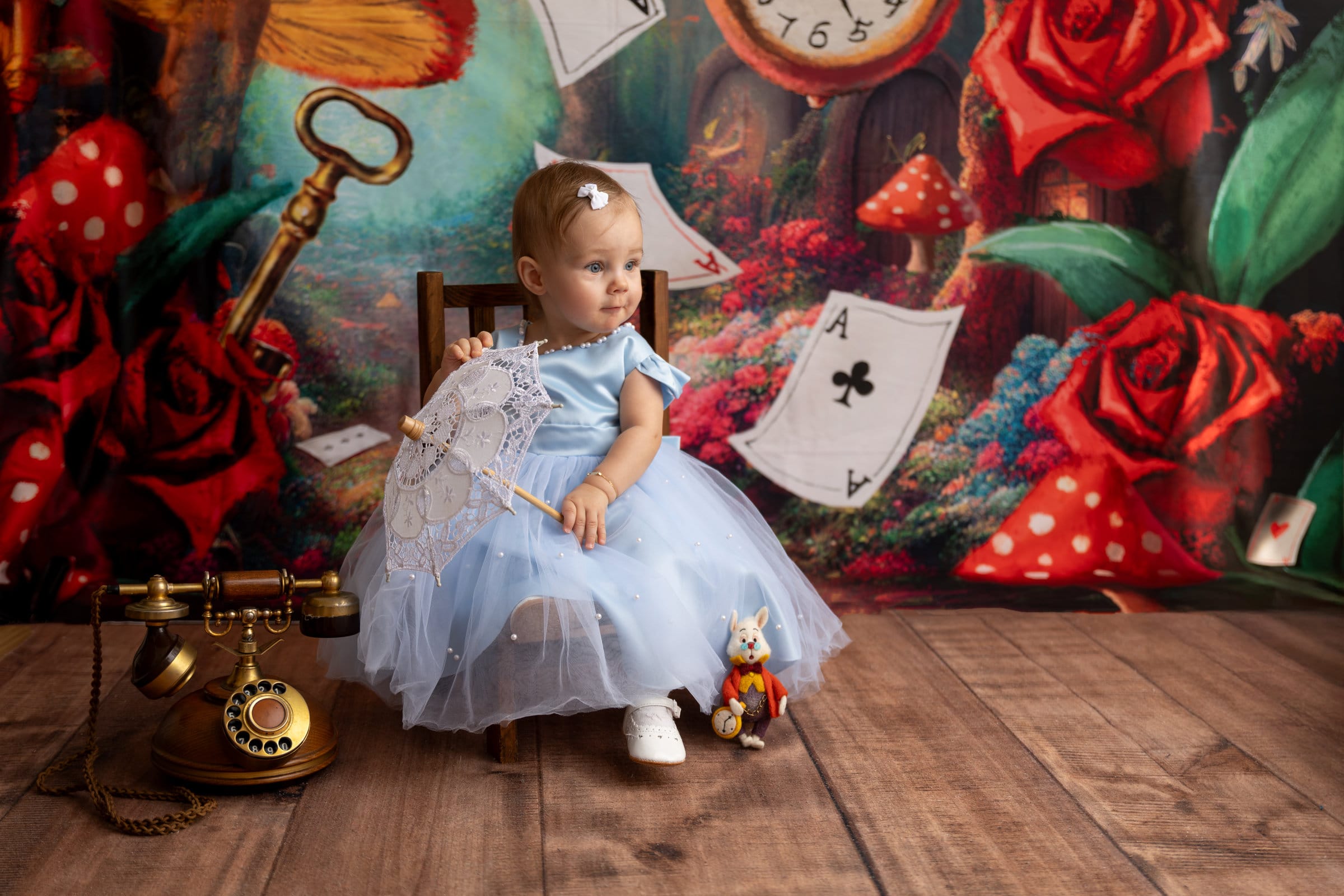 Tematska cake smash fotografija bebe u Alice in Wonderland dekoru, Ivana Livada Photography