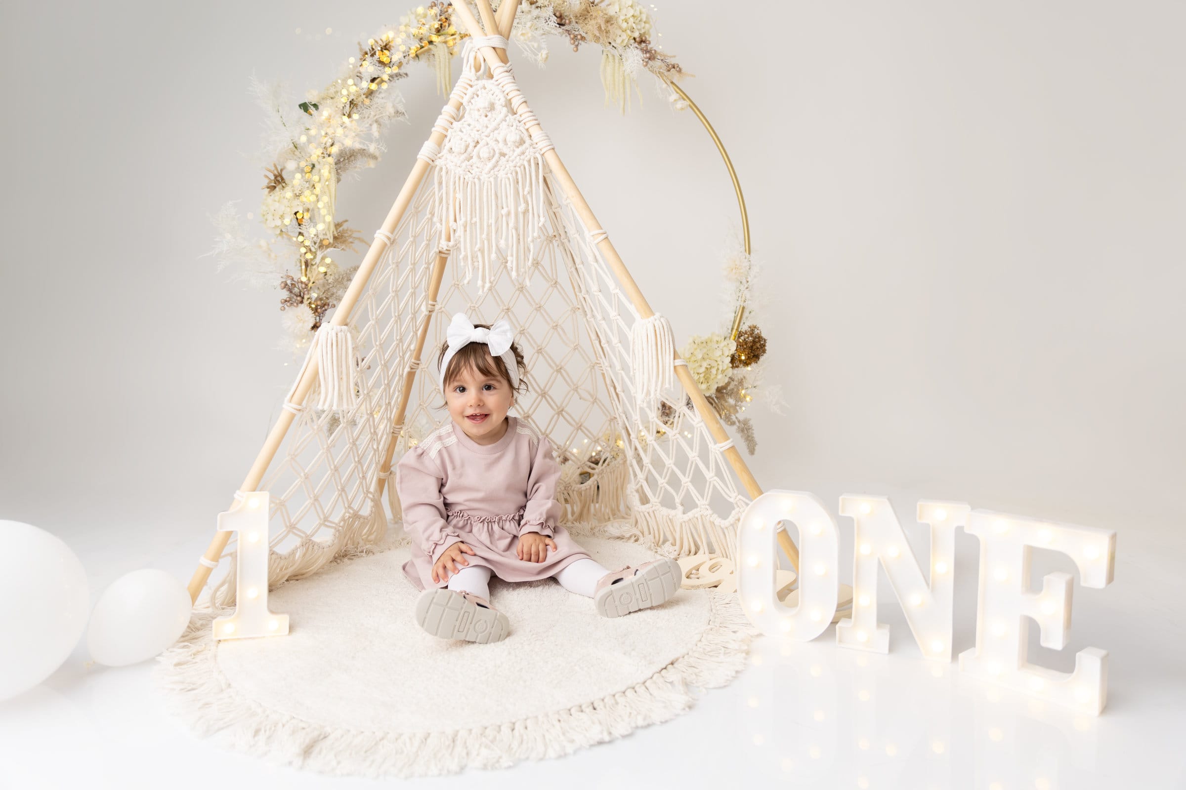 cake smash (3)_result Cake smash fotografija bebe za prvi rođendan u boho dekoru s makrame šatorom, Ivana Livada Photography