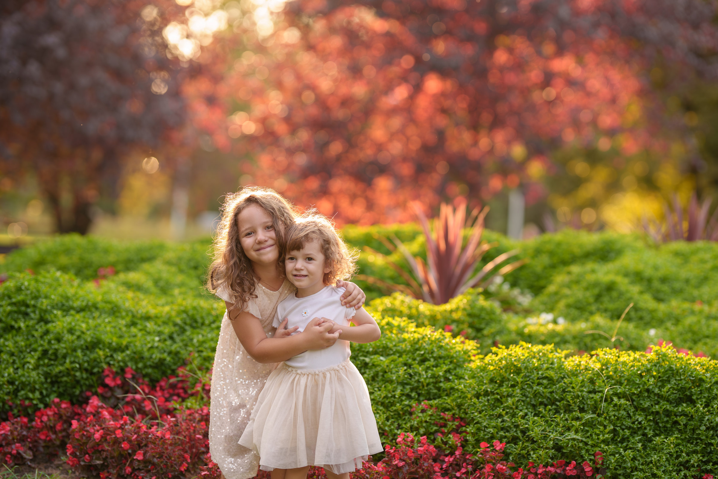 Obiteljska fotografija dvije sestre u parku u jesenskim bojama, Ivana Livada Photography