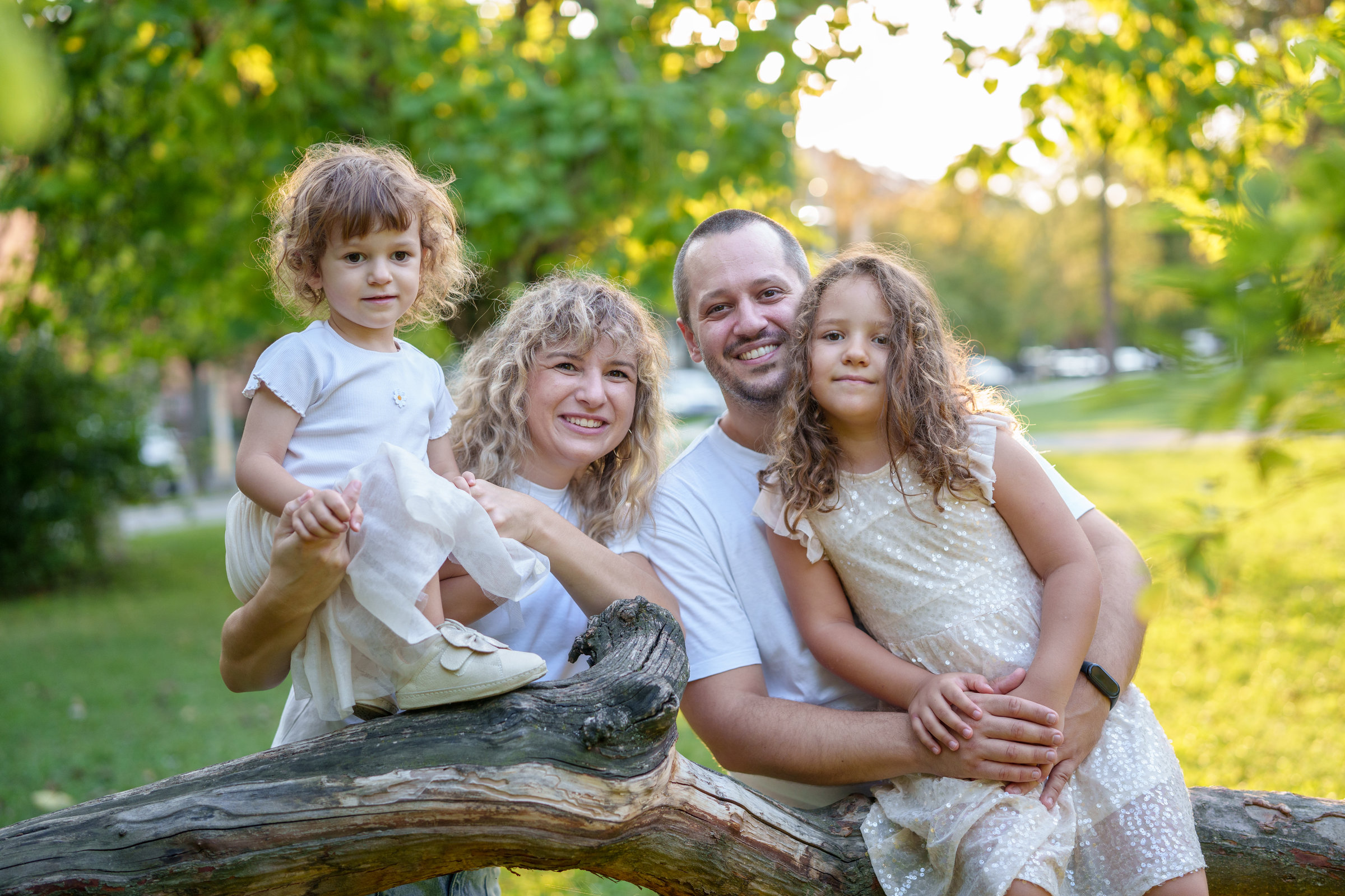family (42)_result Obiteljska fotografija roditelja s dvije kćeri u parku, Ivana Livada Photography