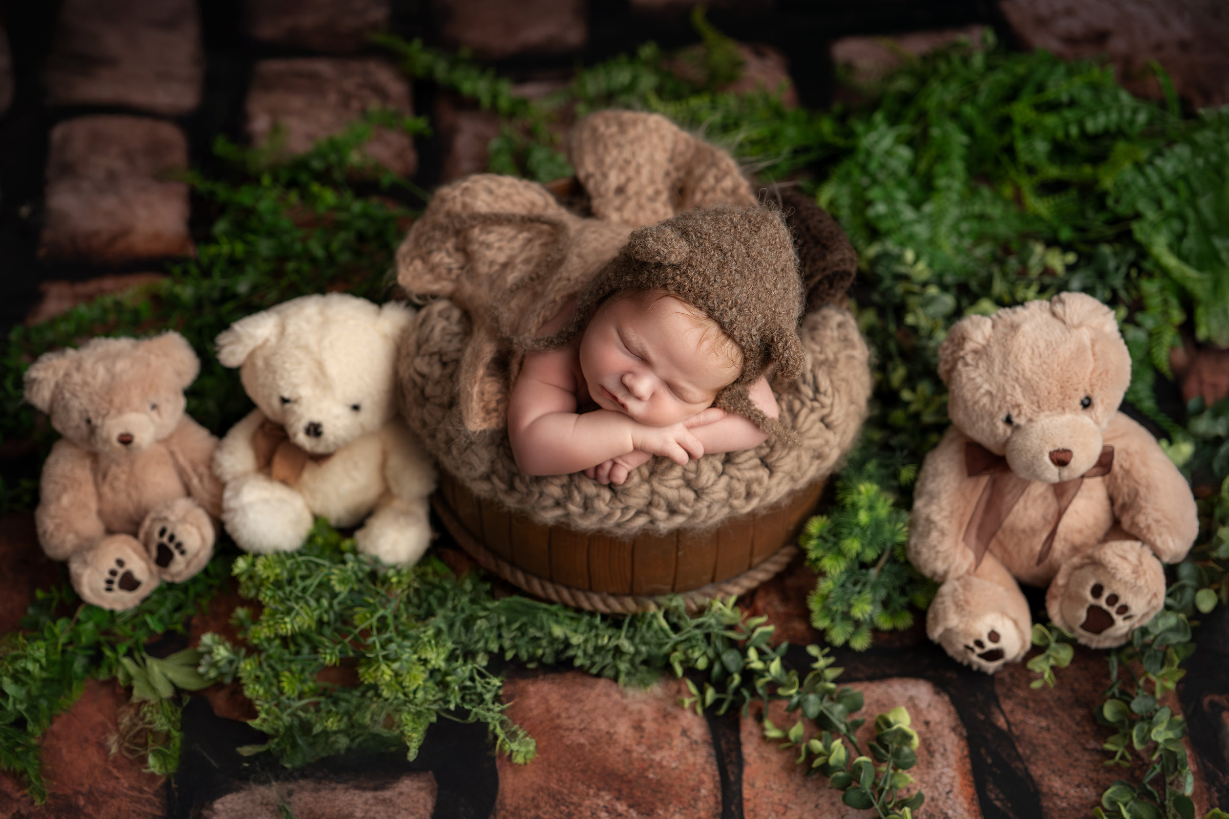Newborn fotografija novorođenčeta s medvjedićima u drvenom stupiću, Ivana Livada Photography