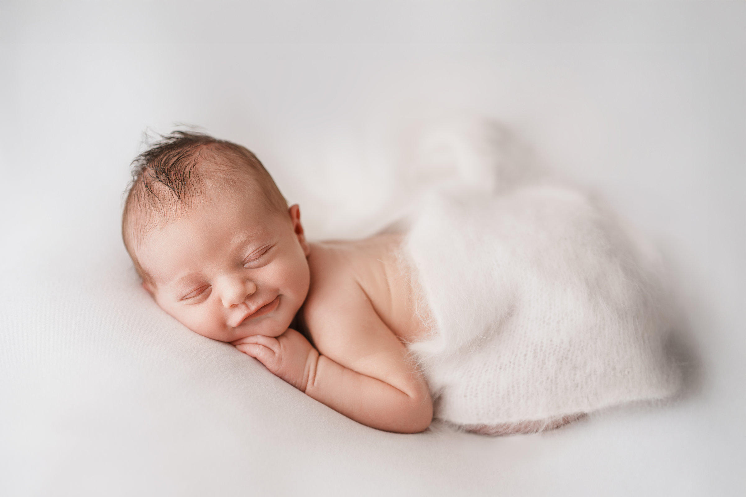 newborn_white (13) Newborn fotografija novorođenčeta kako se smiješi u snu, bijela tema, Ivana Livada Photography