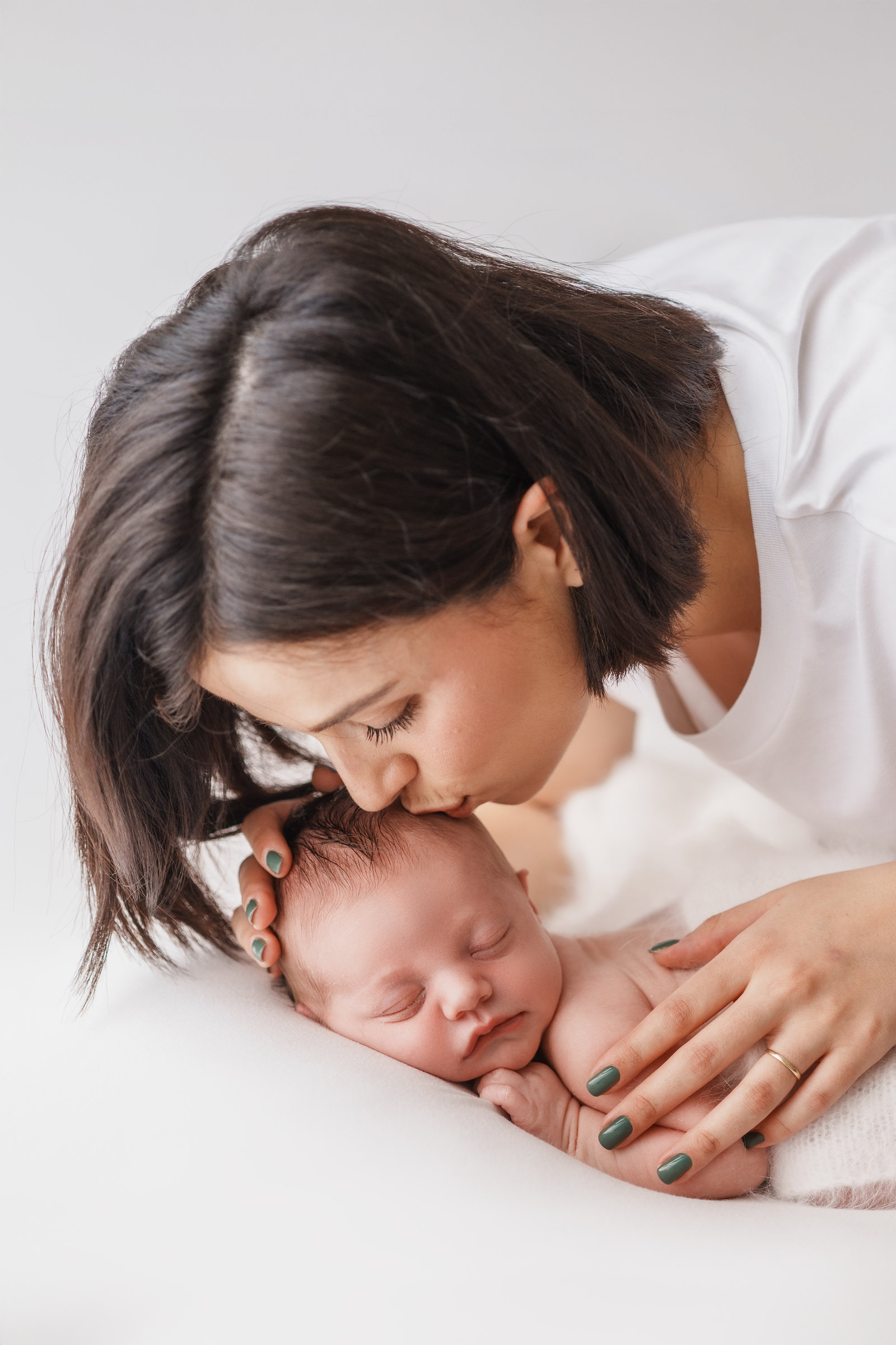 newborn_white (20) Newborn fotografija majke kako ljubi novorođenče, bijela tema, Ivana Livada Photography