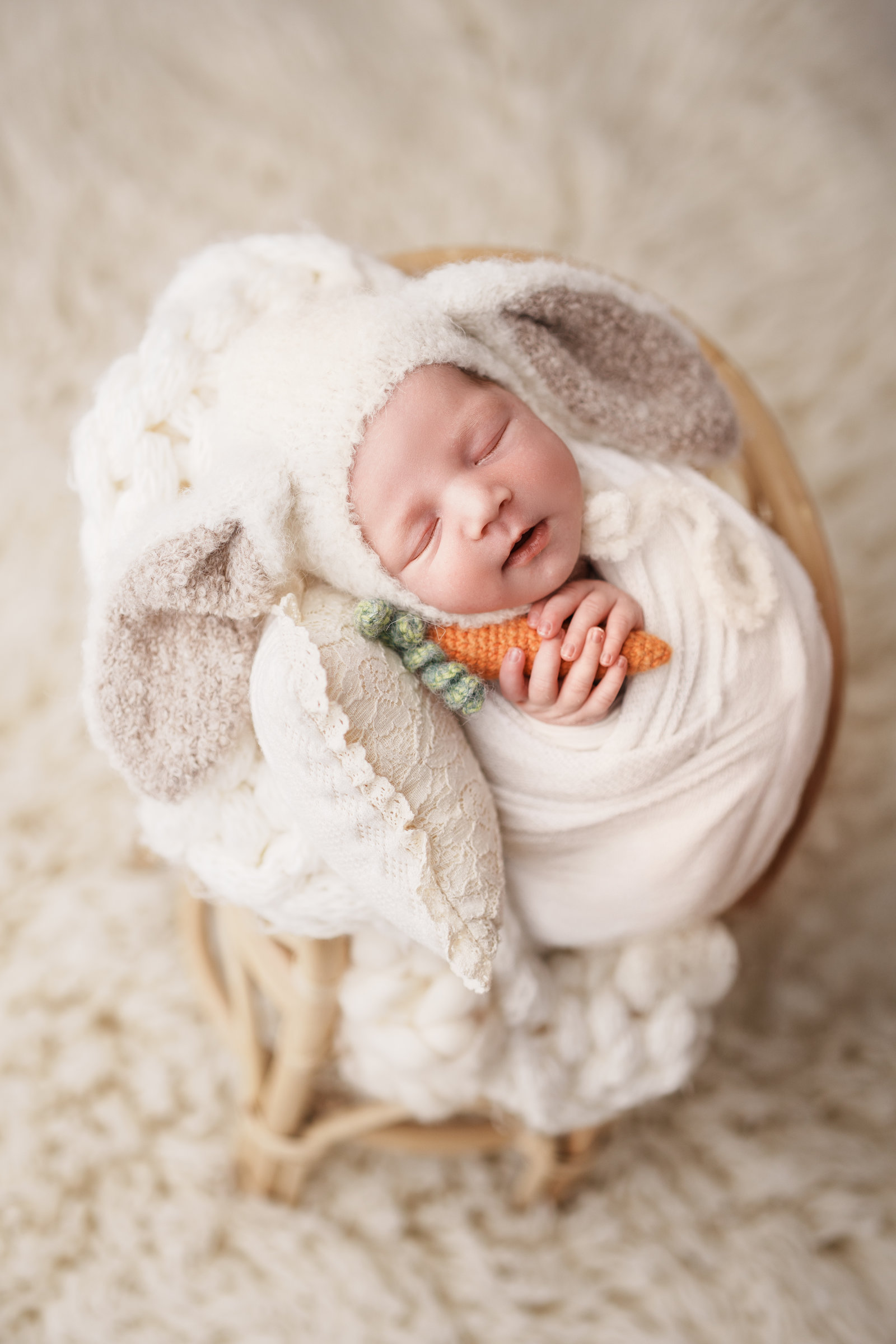 newborn_white (39) Newborn fotografija novorođenčeta u zečjem kostimu s mrkvom, Ivana Livada Photography