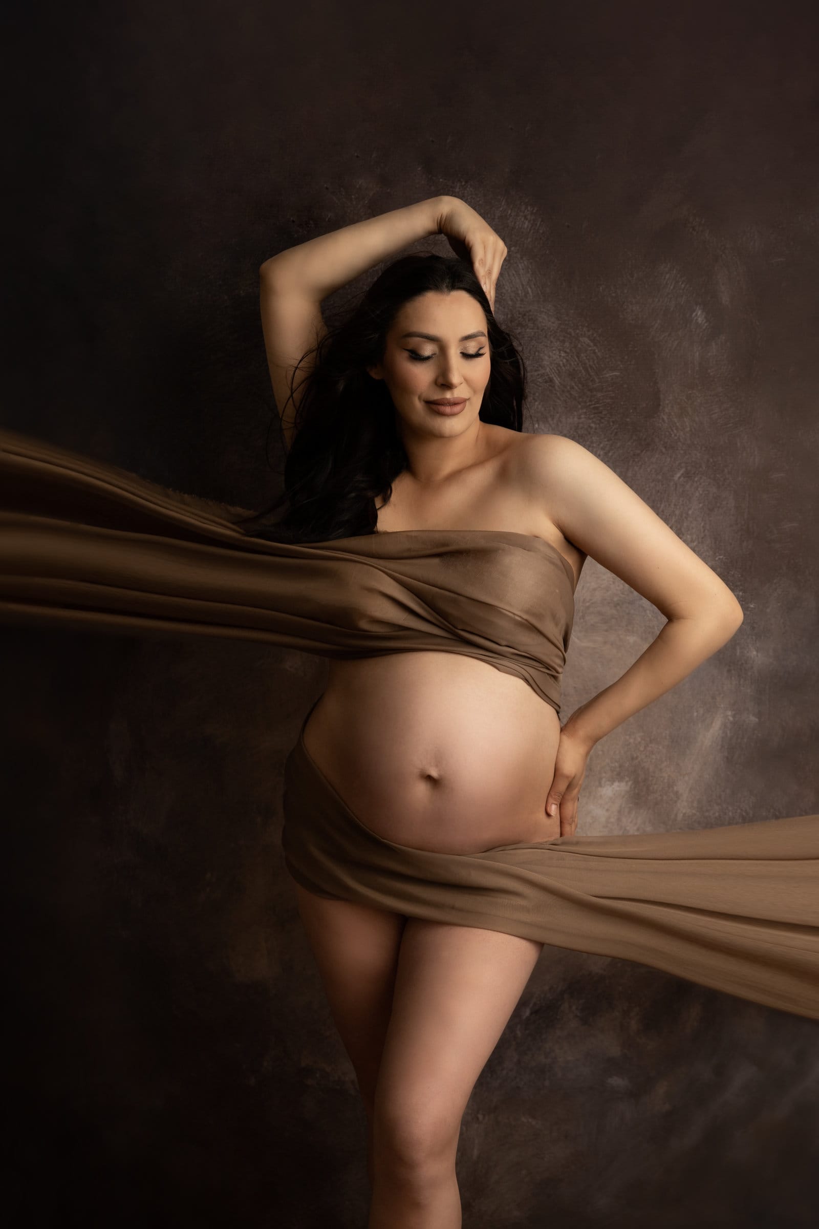 pregnancy (26)_result Studijska maternity fotografija trudnice s lepršavom smeđom tkaninom, Ivana Livada Photography
