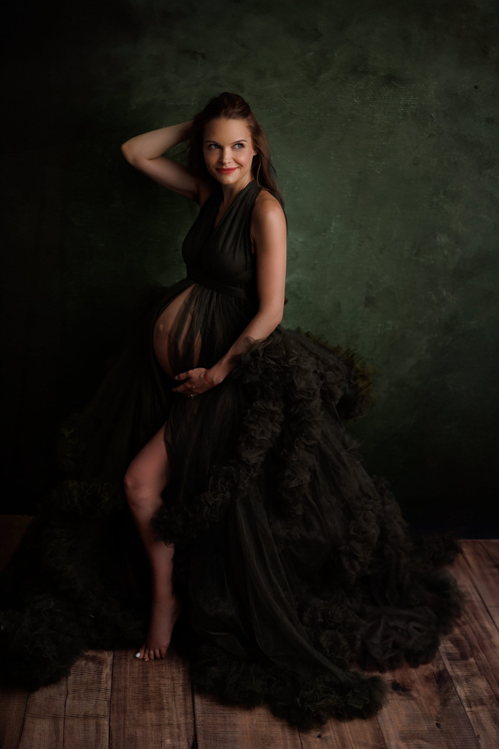 Studijska maternity fotografija trudnice u crnoj raskošnoj haljini, Ivana Livada Photography